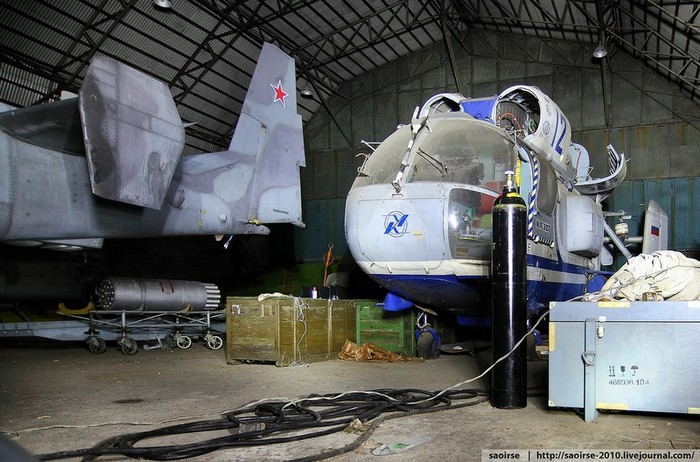 Trực thăng tấn công KA-52 và một chiếc K-32T trong nhà chứa máy bay